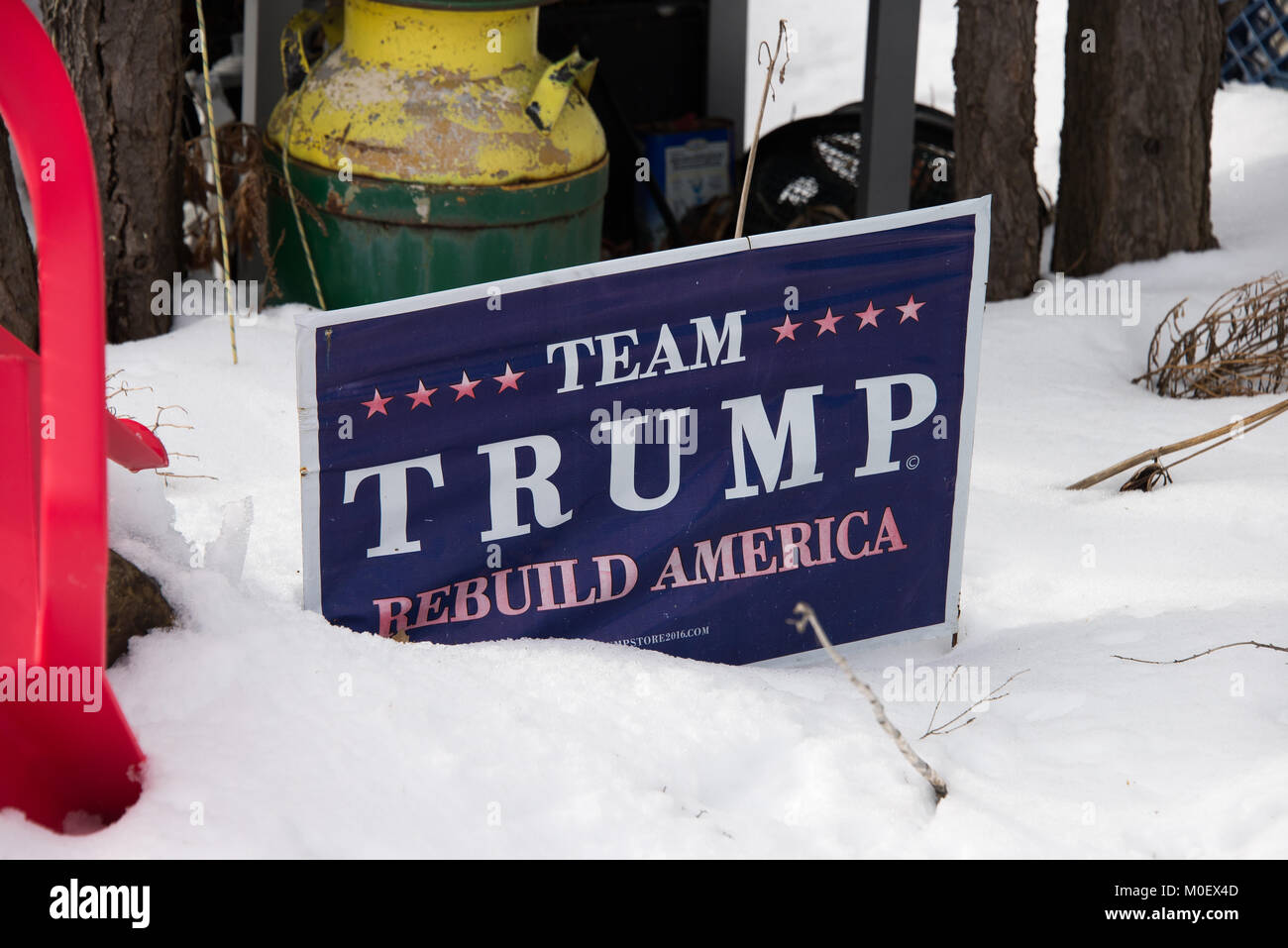Eine verbogene und verworfen Team Trump Zeichen im Schnee liegend mit dem Papierkorb. Stockfoto
