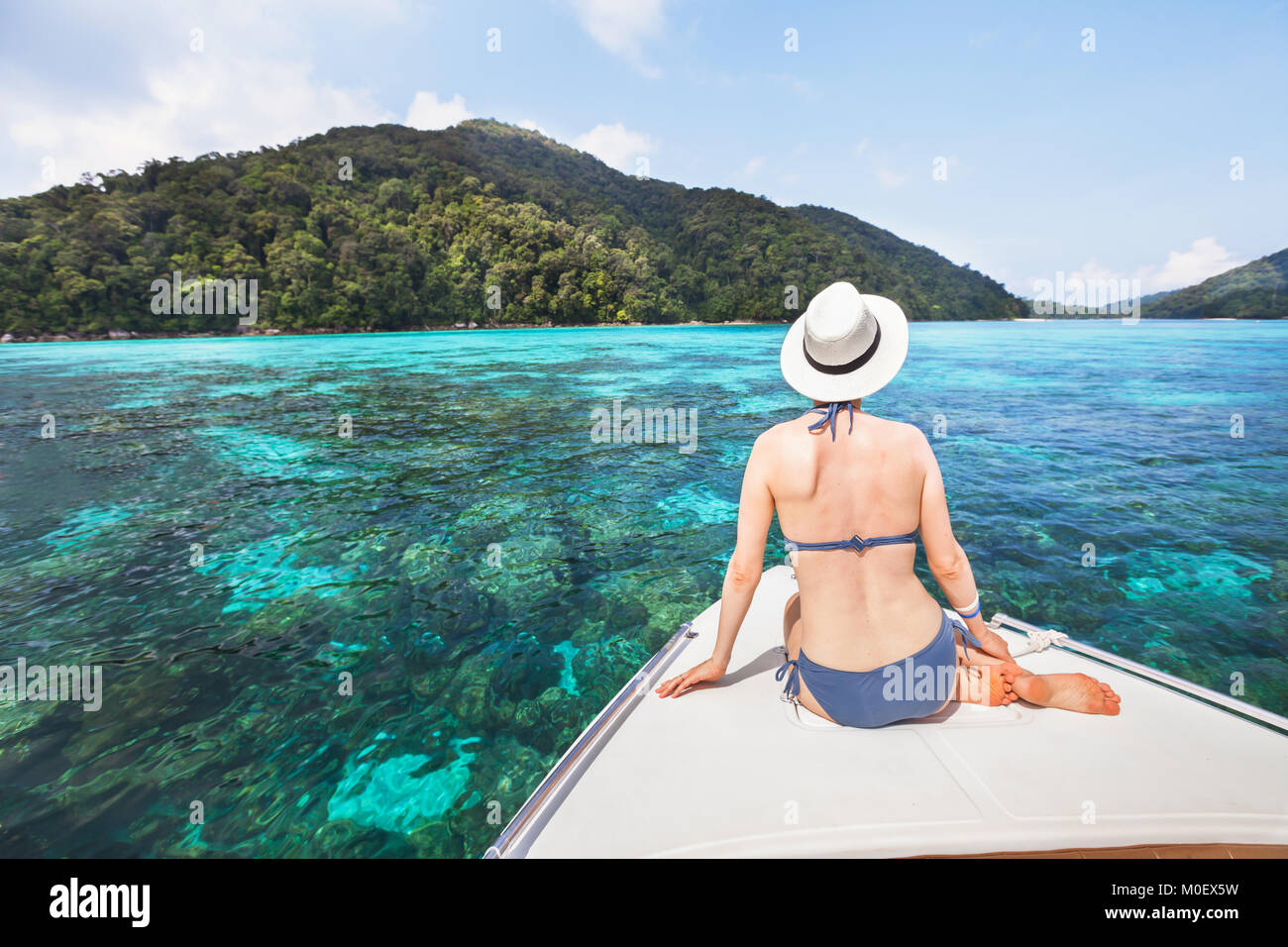 Schöne Frau Touristen sitzen auf luxuriöse Boot auf Paradise Tropical Beach, urlaub reisen, exotischen Urlaub Stockfoto