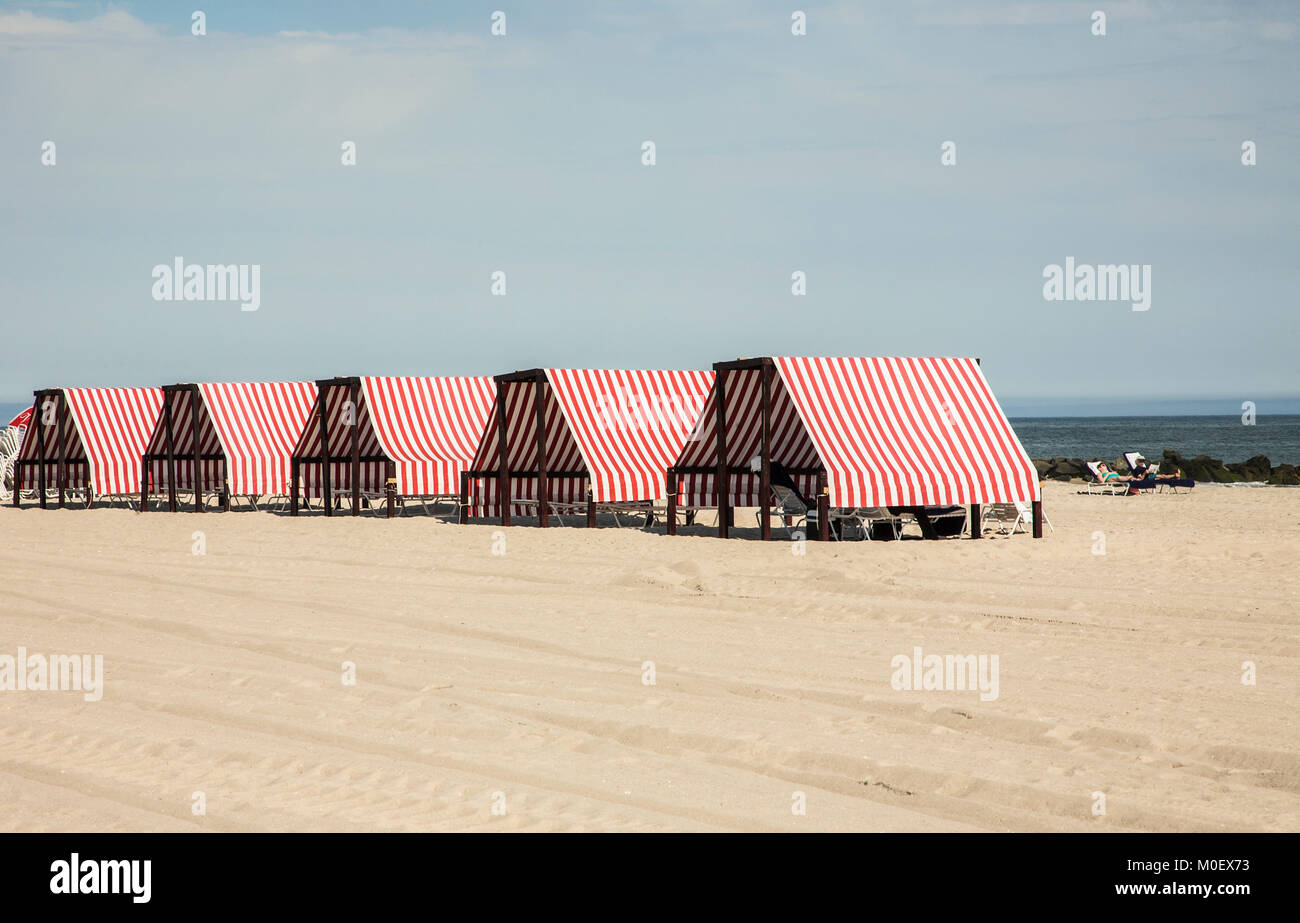 Rot gestreifte Cabanas am Cape May Beach Landscape, New Jersey, Ostküste, USA, 2017, Amerikanische Meereslandschaften, Strandszenen Küstenlandschaft, Meer Stockfoto