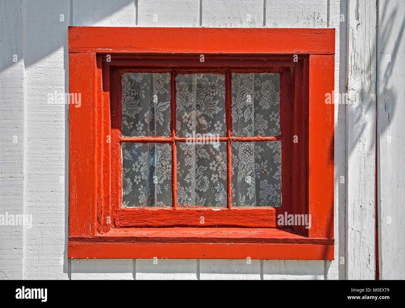 Red Boathouse Row Fenster mit einer Spitze Vorhang, Arapiraca, Upstate New York, USA, historische Canandaigua City Pier Boathouse Row, Finger Lakes Stockfoto