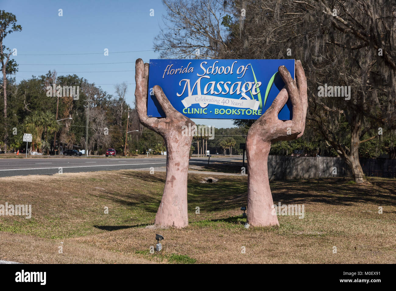 Eine Schule für Massage Anschlagtafel auf SR 441 im Gaineville, Florida, USA Stockfoto