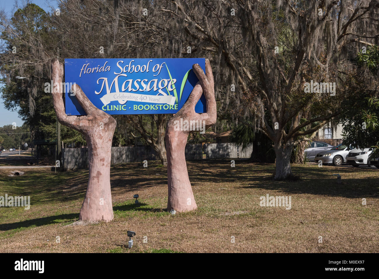 Eine Schule für Massage Anschlagtafel auf SR 441 im Gaineville, Florida, USA Stockfoto