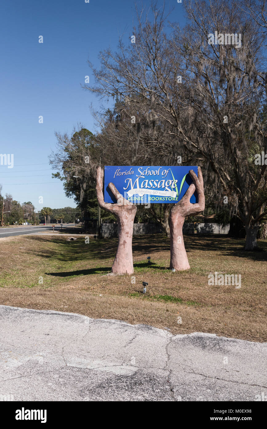 Eine Schule für Massage Anschlagtafel auf SR 441 im Gaineville, Florida, USA Stockfoto