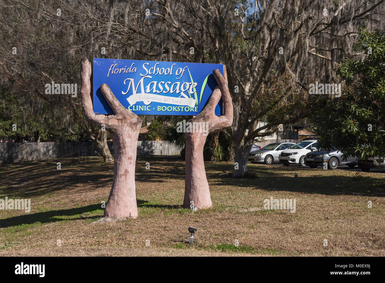 Eine Schule für Massage Anschlagtafel auf SR 441 im Gaineville, Florida, USA Stockfoto