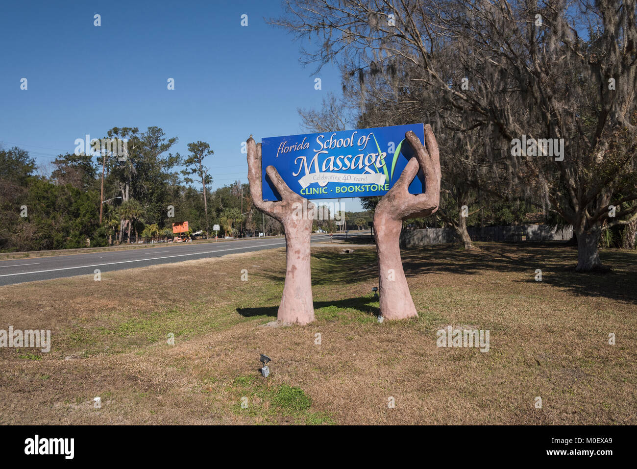 Eine Schule für Massage Anschlagtafel auf SR 441 im Gaineville, Florida, USA Stockfoto