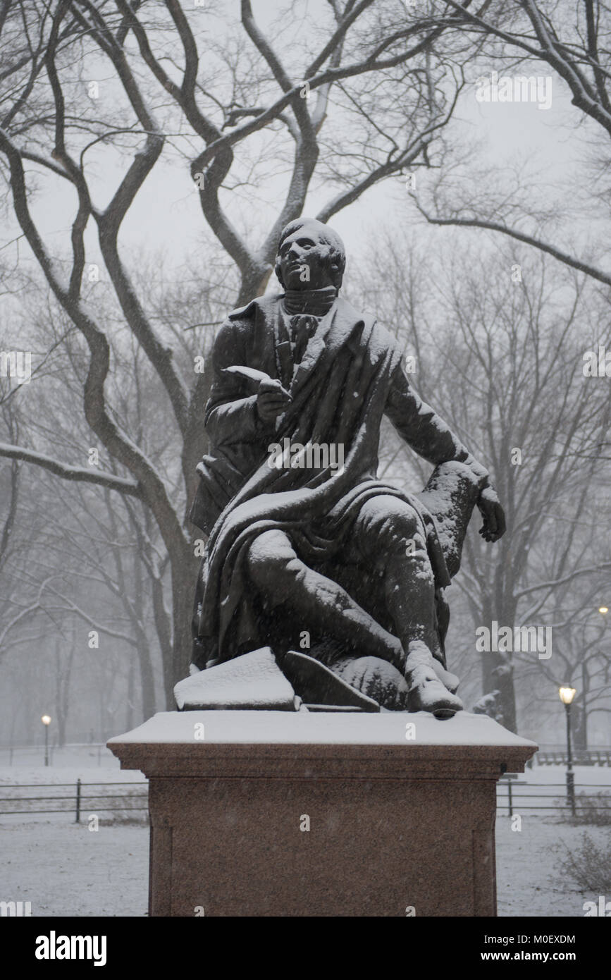 Robert Burns Statue im Schnee, Central Park, Manhattan, New York, USA Stockfoto