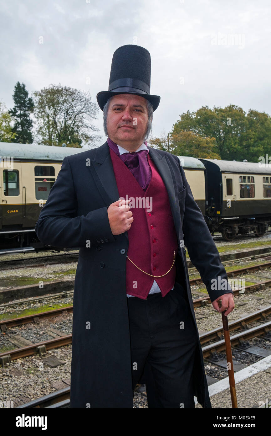 Mann verkleidet als Isambard Kingdom Brunel in Bodmin und Wenford Dampfeisenbahn für die jährliche viktorianischen Tag. Stockfoto