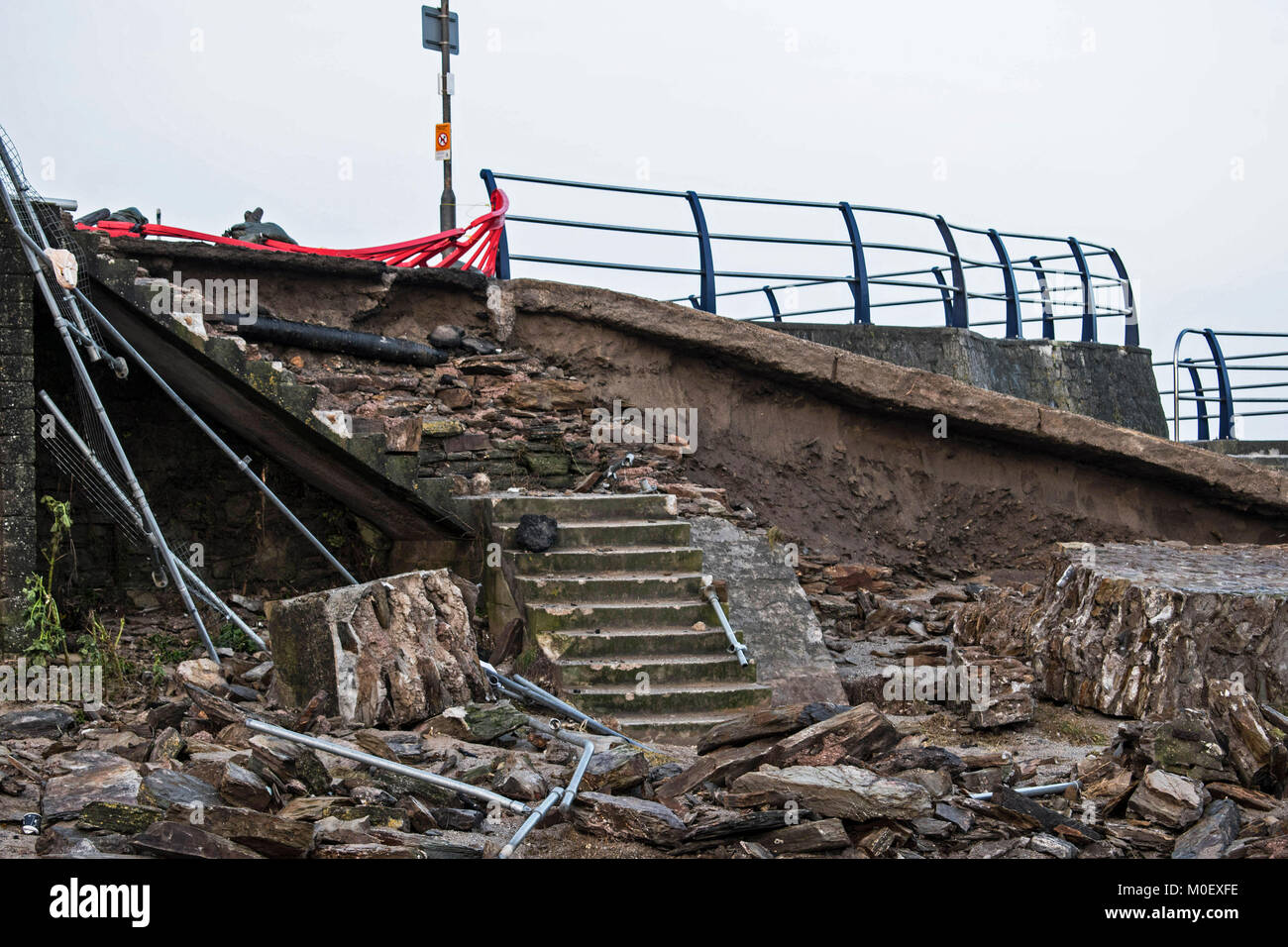 Portreath, Cornwall, UK. 3. Januar 2018. UK Wetter. Windstärke 10 Winde und Wellen, zertrümmerte ein Abschnitt der Hafenmauer an Portreath. Stockfoto
