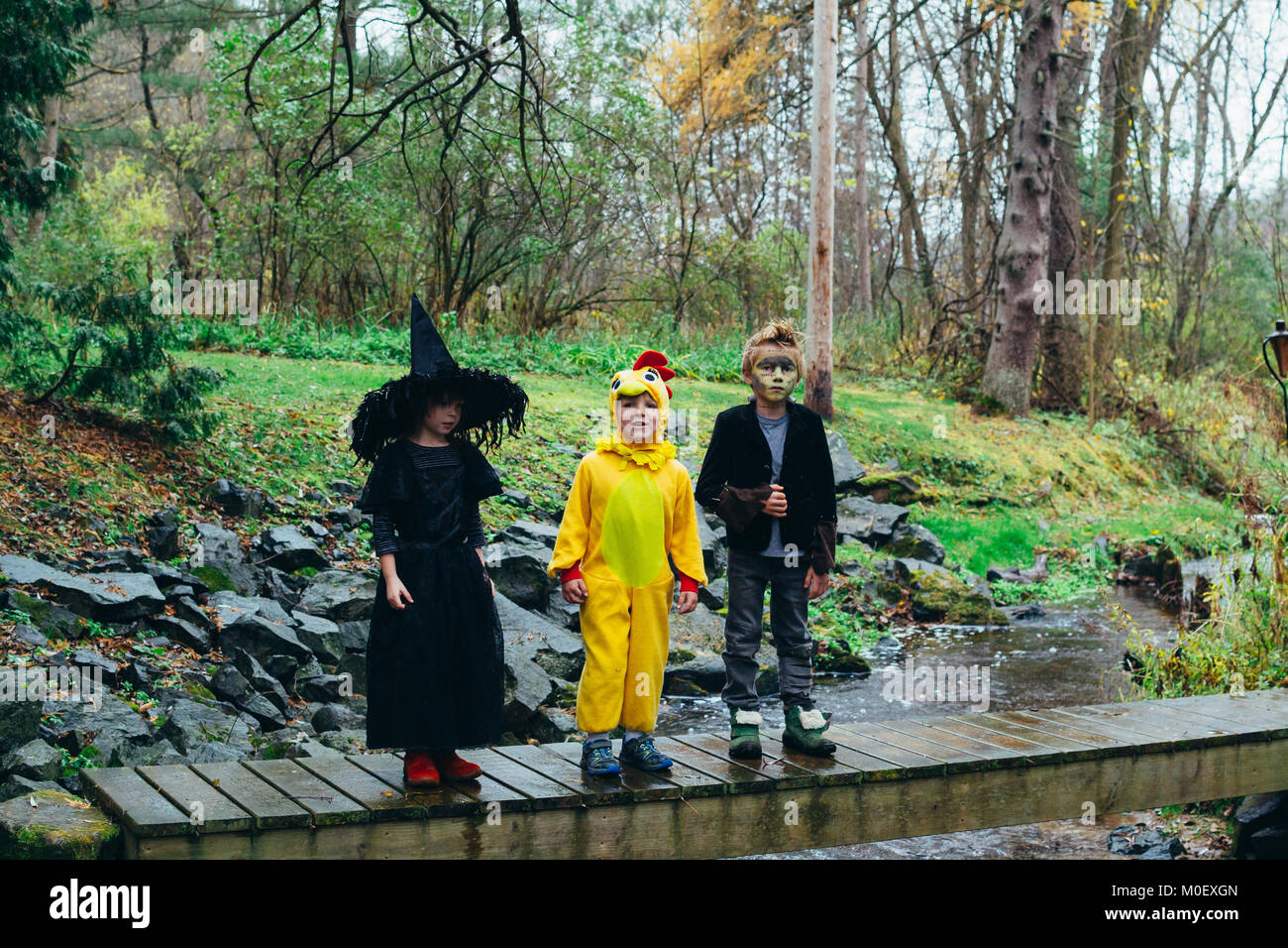 Drei Kinder in Kostüme für Halloween gekleidet Stockfoto