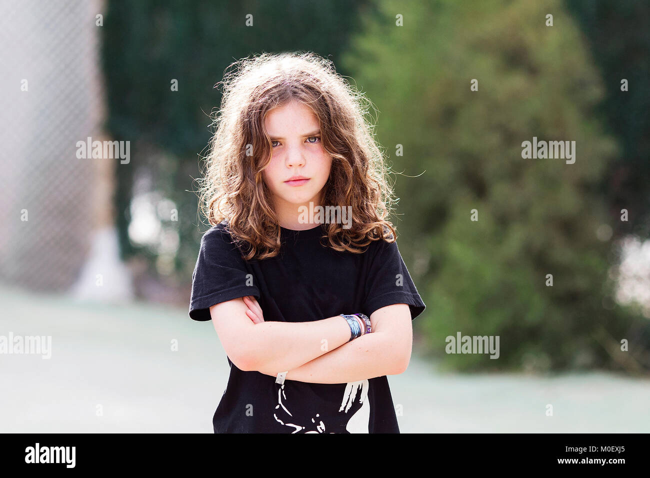 Porträt eines Mädchens mit ihre Arme verschränkt Stockfoto