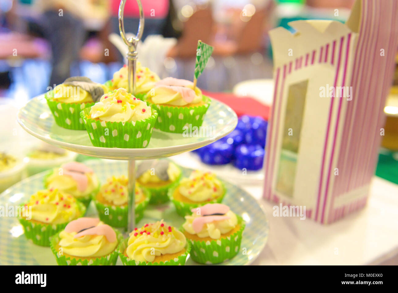 Cupcakes mit Zuckerglasur buttercream auf einem Kuchen stand Stockfoto