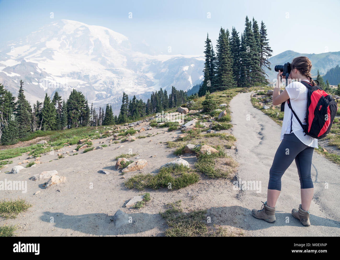 Wandererin, die ein Foto macht, Mount Rainier, Washington, USA Stockfoto