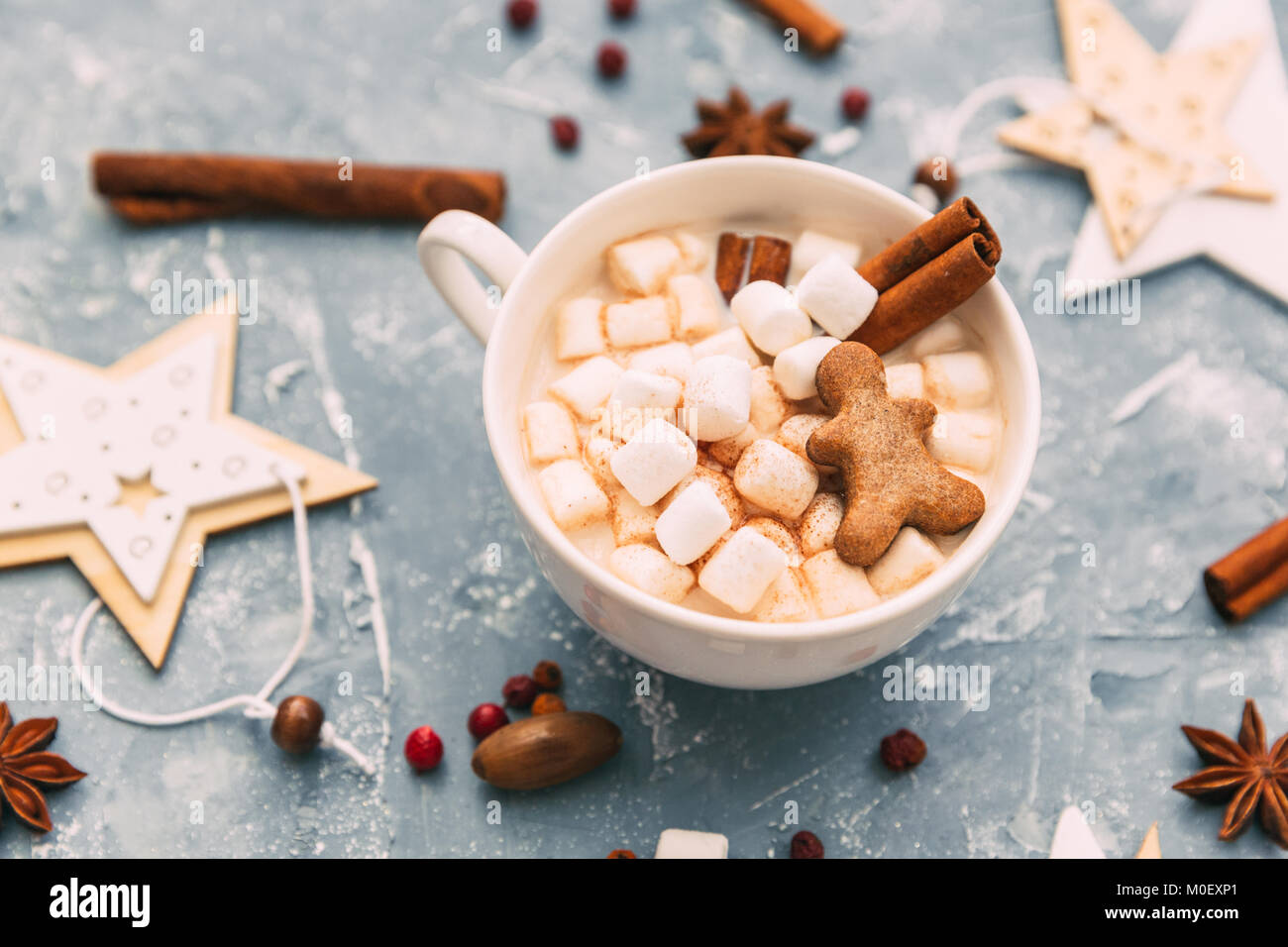 Nahaufnahme einer heißen Schokolade mit Marshmallows, Gingerbread Man und weihnachtliche Gewürze Stockfoto