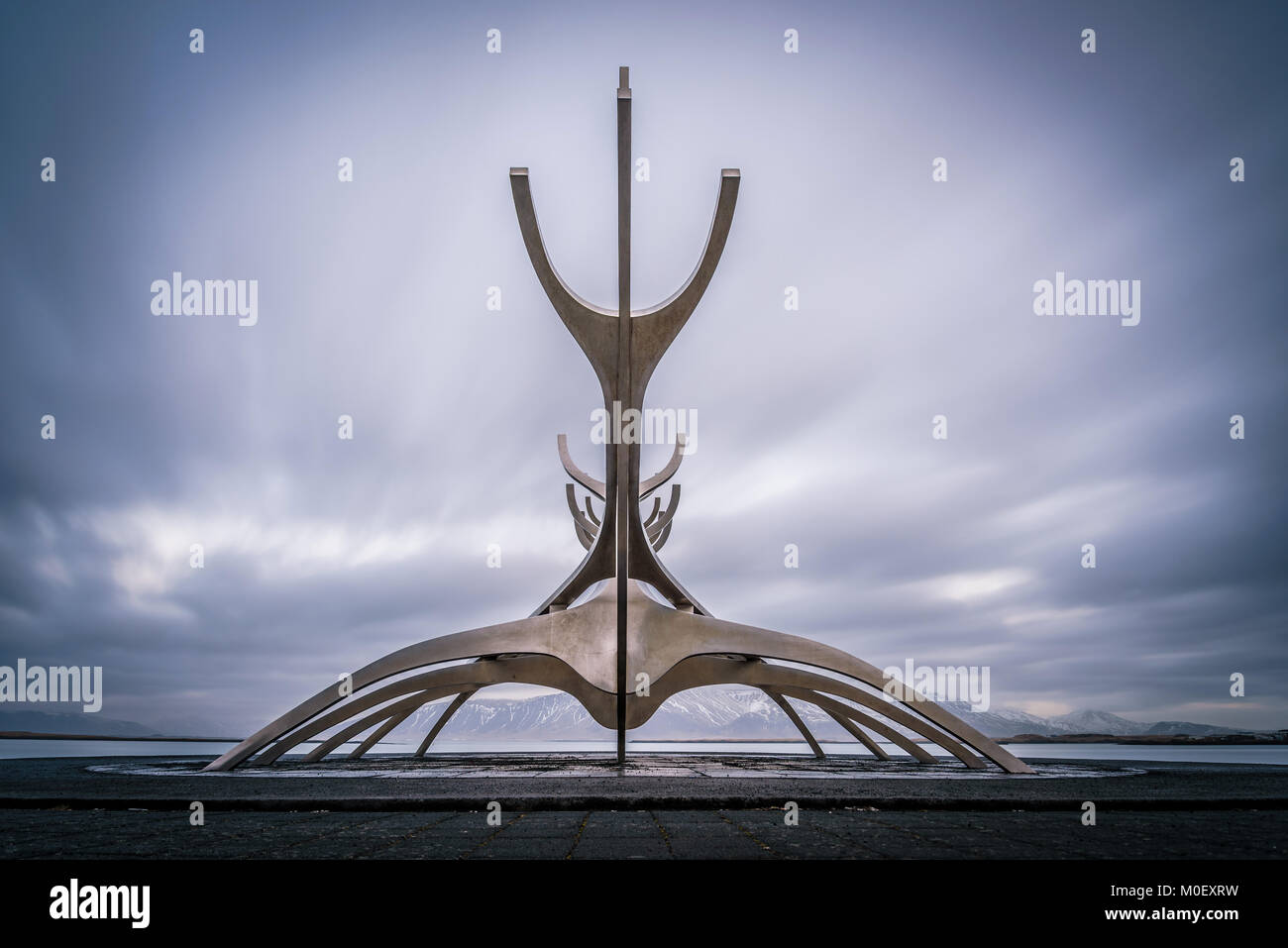 Reykjavík, Island. Sun Voyager, Skulptur von Jón Gunnar Árnason, beschrieben als ein Traumschiff, oder eine Ode an die Sonne. Er ähnelt einem wikingerschiff. Stockfoto