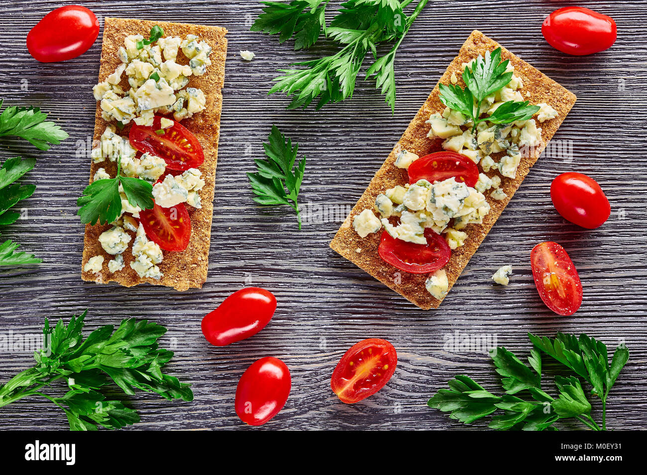 Knäckebrot mit Käse und Tomaten Stockfoto