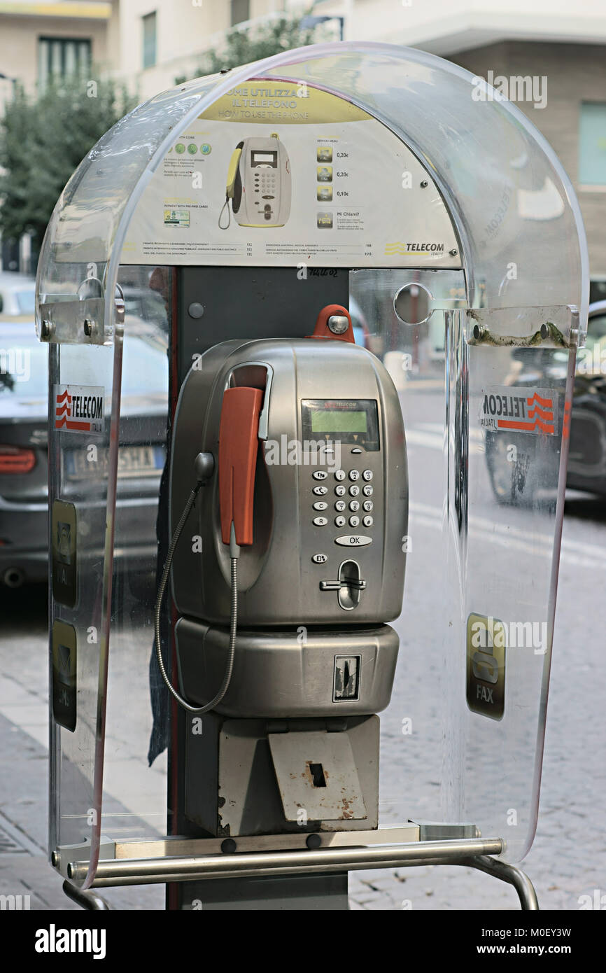 Telecom öffentliches Telefon und Kabine, in Neapel, Italien Stockfoto