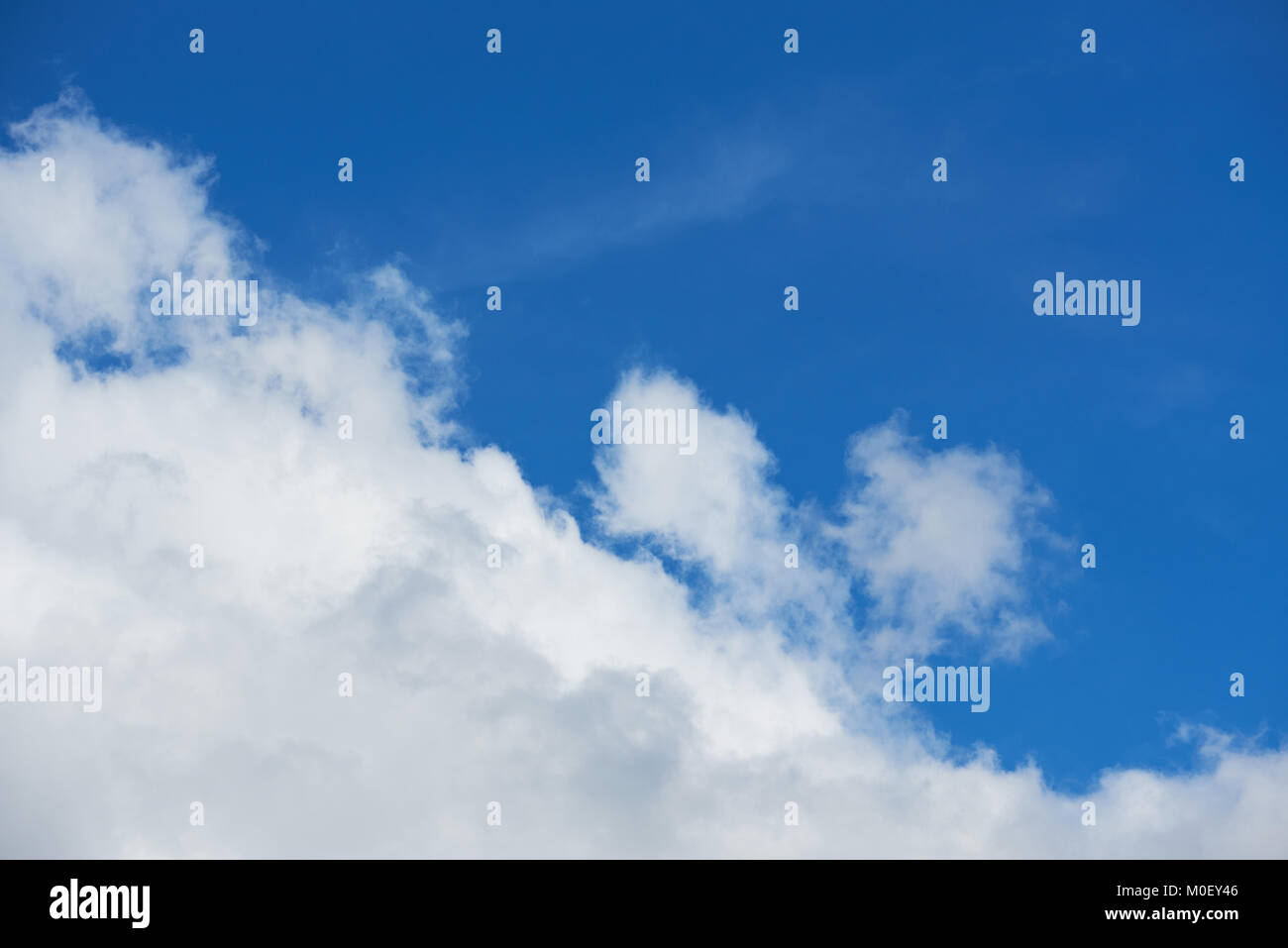 Big Cloud auf blauen Himmel Hintergrund reinigen. Ziemlich Himmel bei Tag Zeit Stockfoto