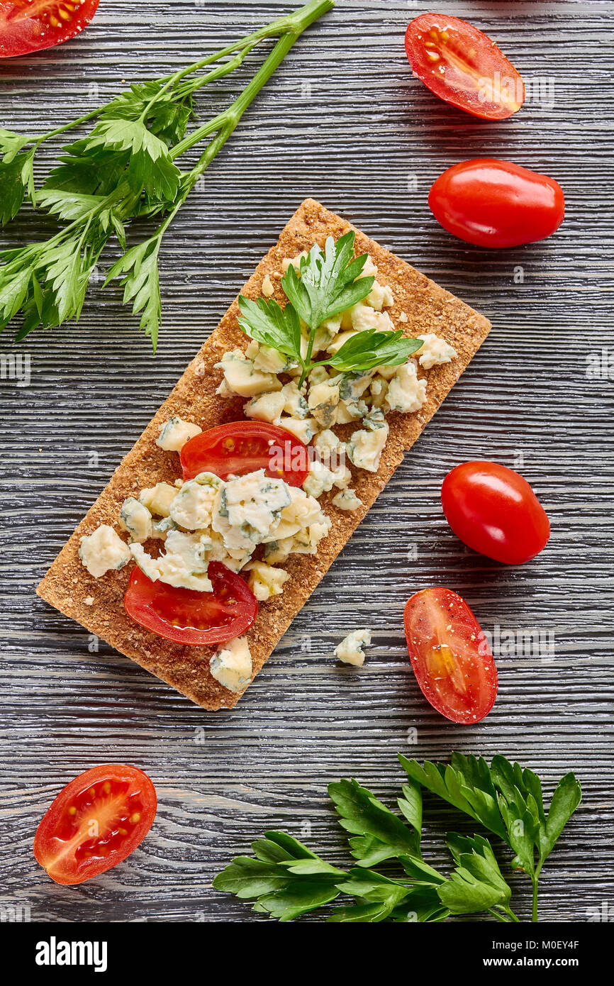 Knäckebrot mit Käse und Tomaten Stockfoto