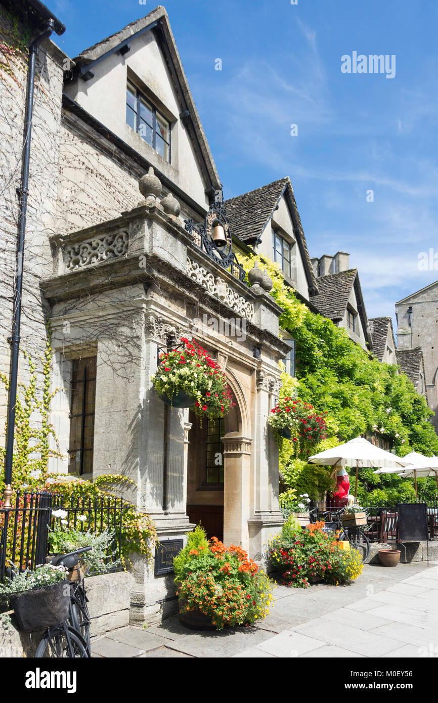 Eintritt in das 13. Jahrhundert alte Glocke Hotel, Abbey Road, Malmesbury, Wiltshire, England, Vereinigtes Königreich Stockfoto