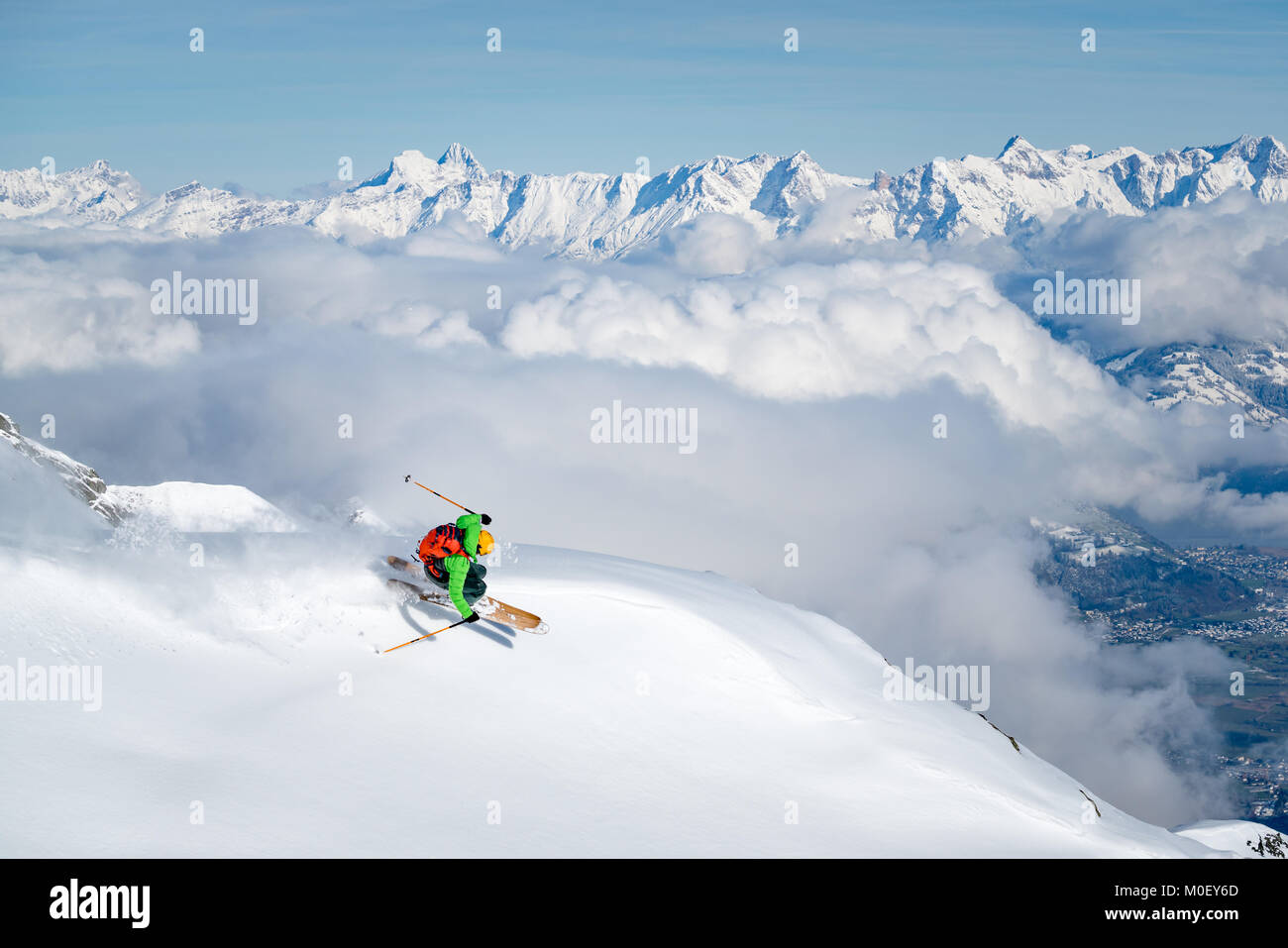 Freeride Skifahrer von einer Klippe zu springen, Alpen, Kitzsteinhorn, Salzburg, Österreich Stockfoto