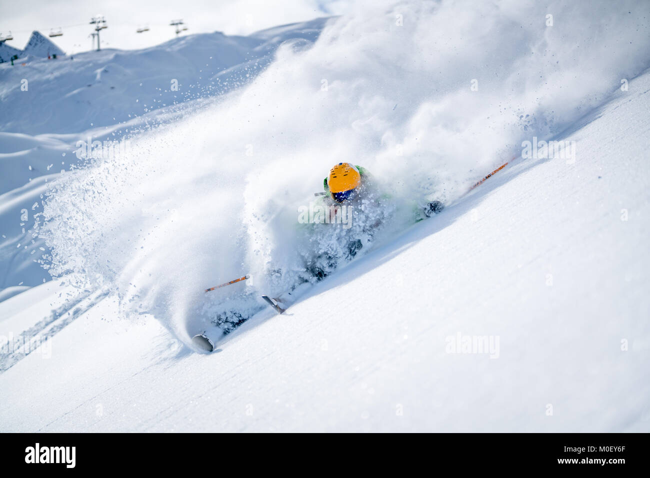 Man Skifahren im frischen Pulverschnee, Alpen, Kitzsteinhorn, Salzburg, Österreich Stockfoto