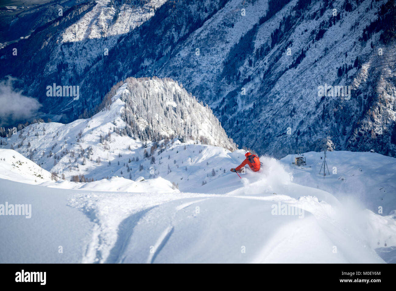 Man Skifahren im frischen Pulverschnee, Alpen, Kitzsteinhorn, Salzburg, Österreich Stockfoto