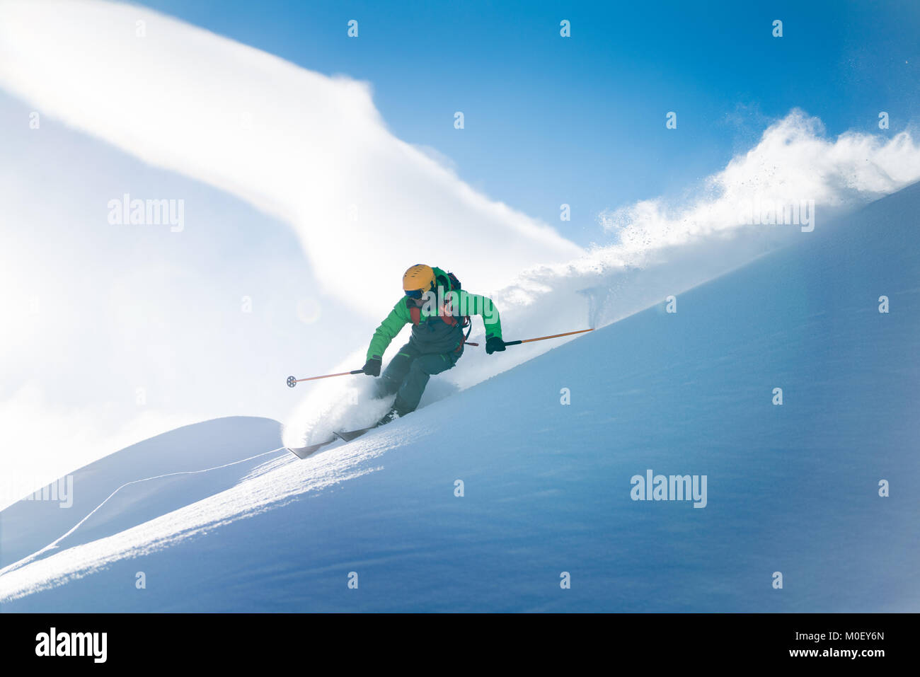 Man Skifahren im frischen Pulverschnee, Alpen, Kitzsteinhorn, Salzburg, Österreich Stockfoto