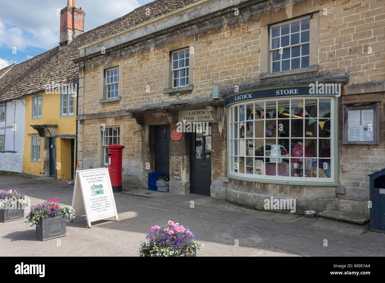 Whitehall Hofladen in Lacock speichert und Post, High Street, Lacock, Wiltshire, England, Vereinigtes Königreich Stockfoto