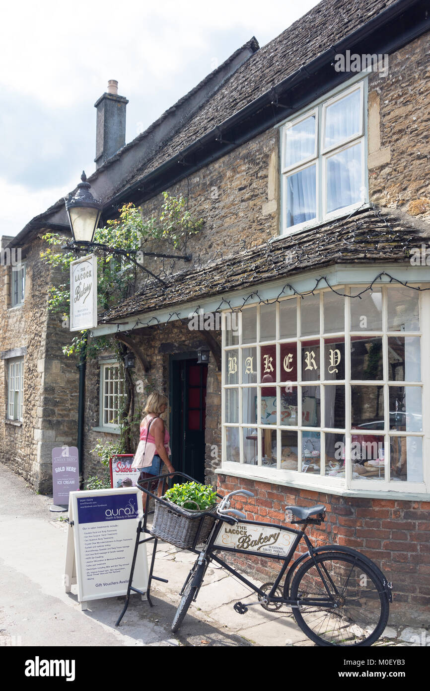 Die lacock Bäckerei Zeichen, Church Street, Lacock, Wiltshire, England, Vereinigtes Königreich Stockfoto