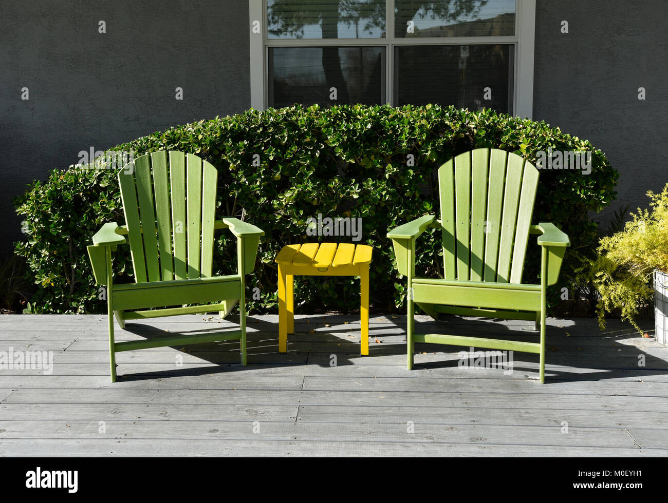 Zwei Adirondack Stühle auf einem Deck Stockfoto