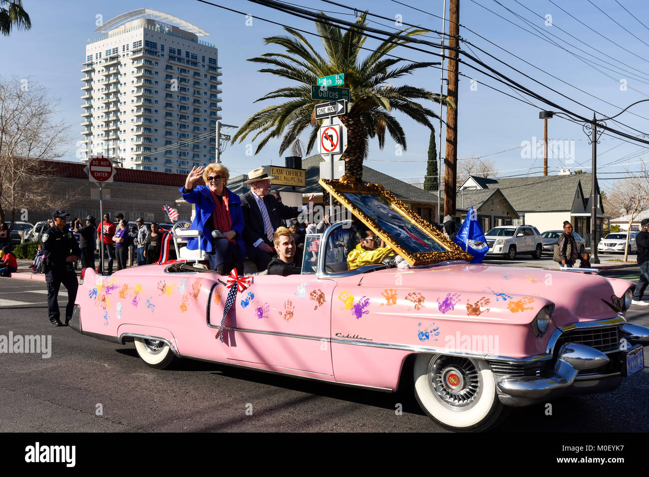 Las Vegas, Nevada - Januar 15, 2018 - Bürgermeister Goodman Reiten in einem rosa Cadillac an der Dr. Martin Luther King Day Parade in der Innenstadt von Las Vegas Stockfoto