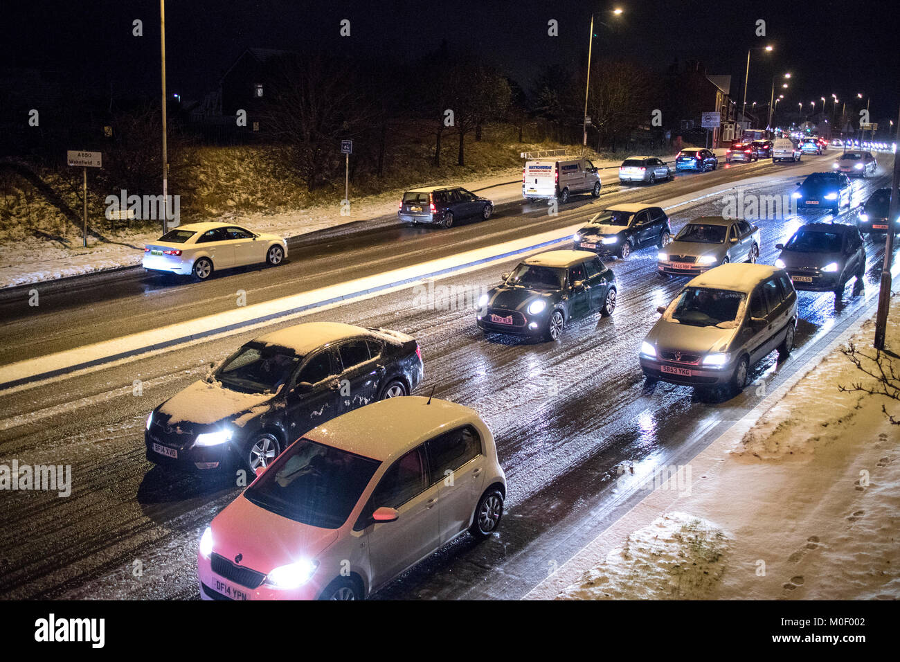 Verkehr fahren im schneereichen Winter Bedingungen bei Nacht Stockfoto