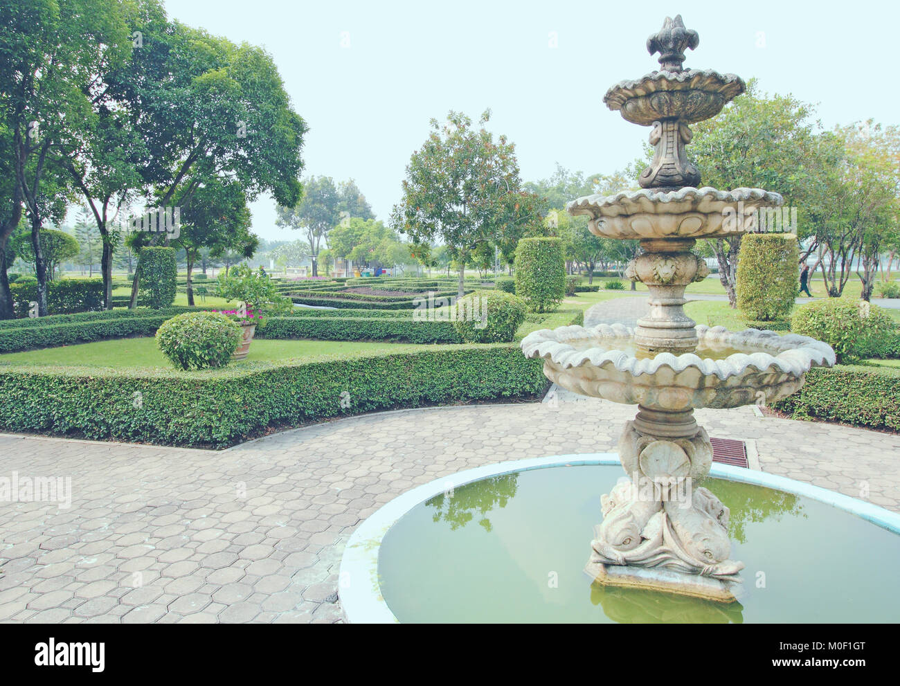 Brunnen im Park multi-tiered, coole Farbe Stockfoto