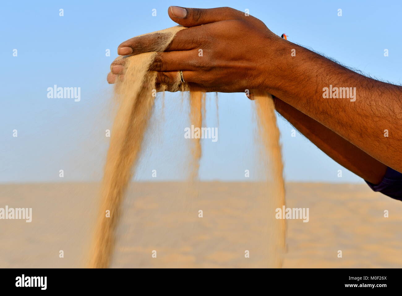 Desert sand in den Händen der indischen Männer der Wüste Besuch in Saudi-arabien als Reiseziel Stockfoto