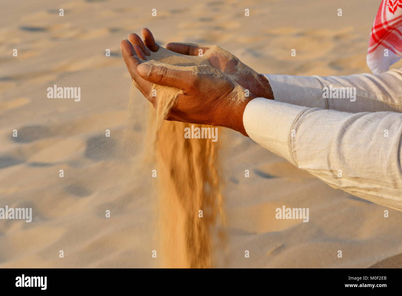 Desert sand in den Händen der indischen Männer der Wüste Besuch in Saudi-arabien als Reiseziel Stockfoto