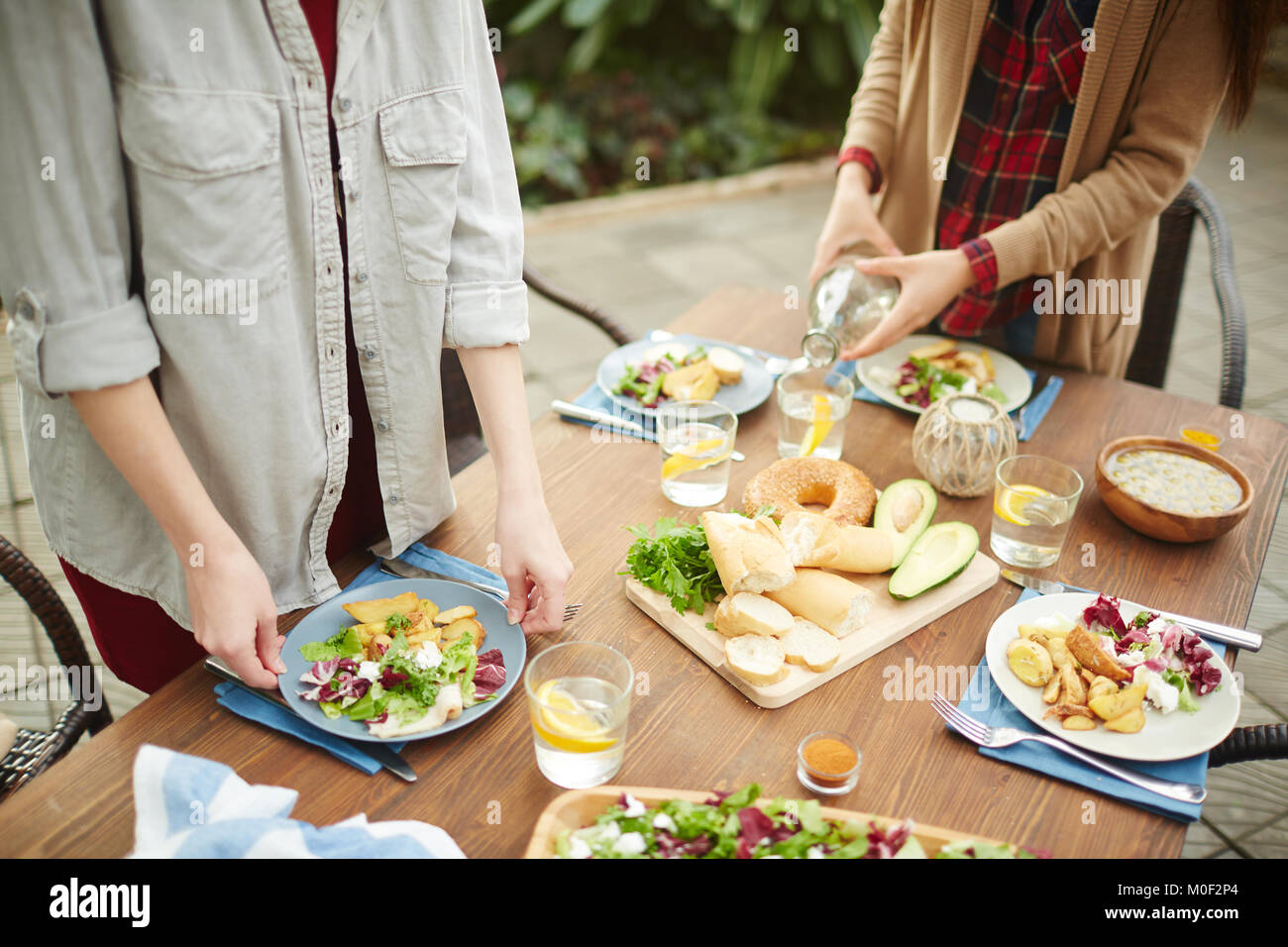 Festlicher salat -Fotos und -Bildmaterial in hoher Auflösung – Alamy