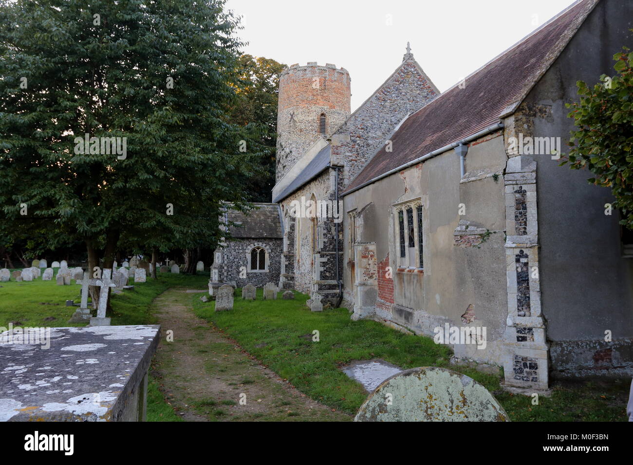 Burgh Schloss Kirche in Norfolk, England, mit seinem feuerstein Bau- und ungewöhnliche runder Turm, ist eine Funktion von vielen alten Kirchen in der Cou Stockfoto