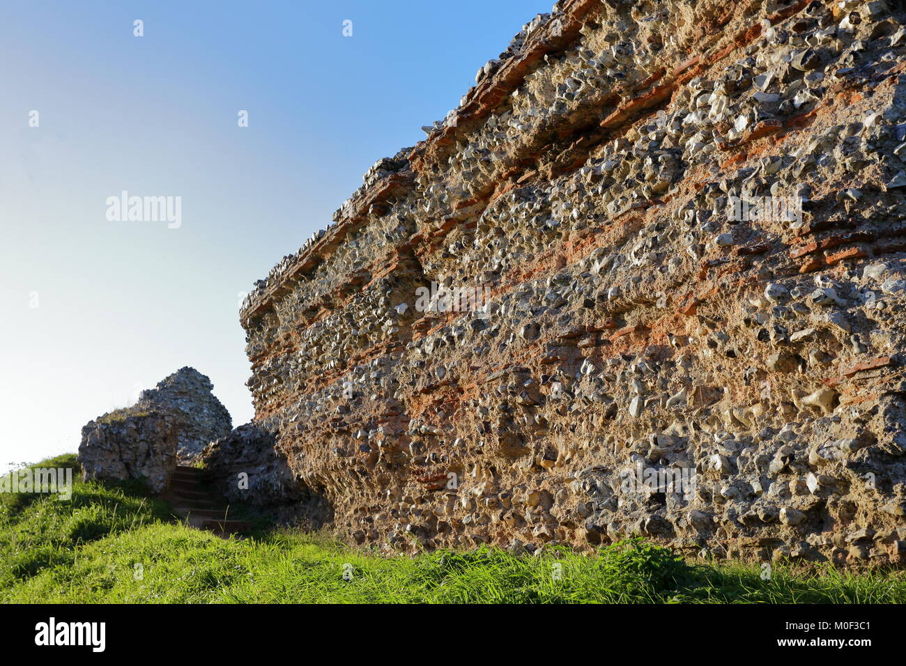 Riesige römische Festung Mauern gebaut um 300 AD an Burgh Castle Norfolk, England, vor Überfällen durch die sächsischen Truppen zu verteidigen. Stockfoto
