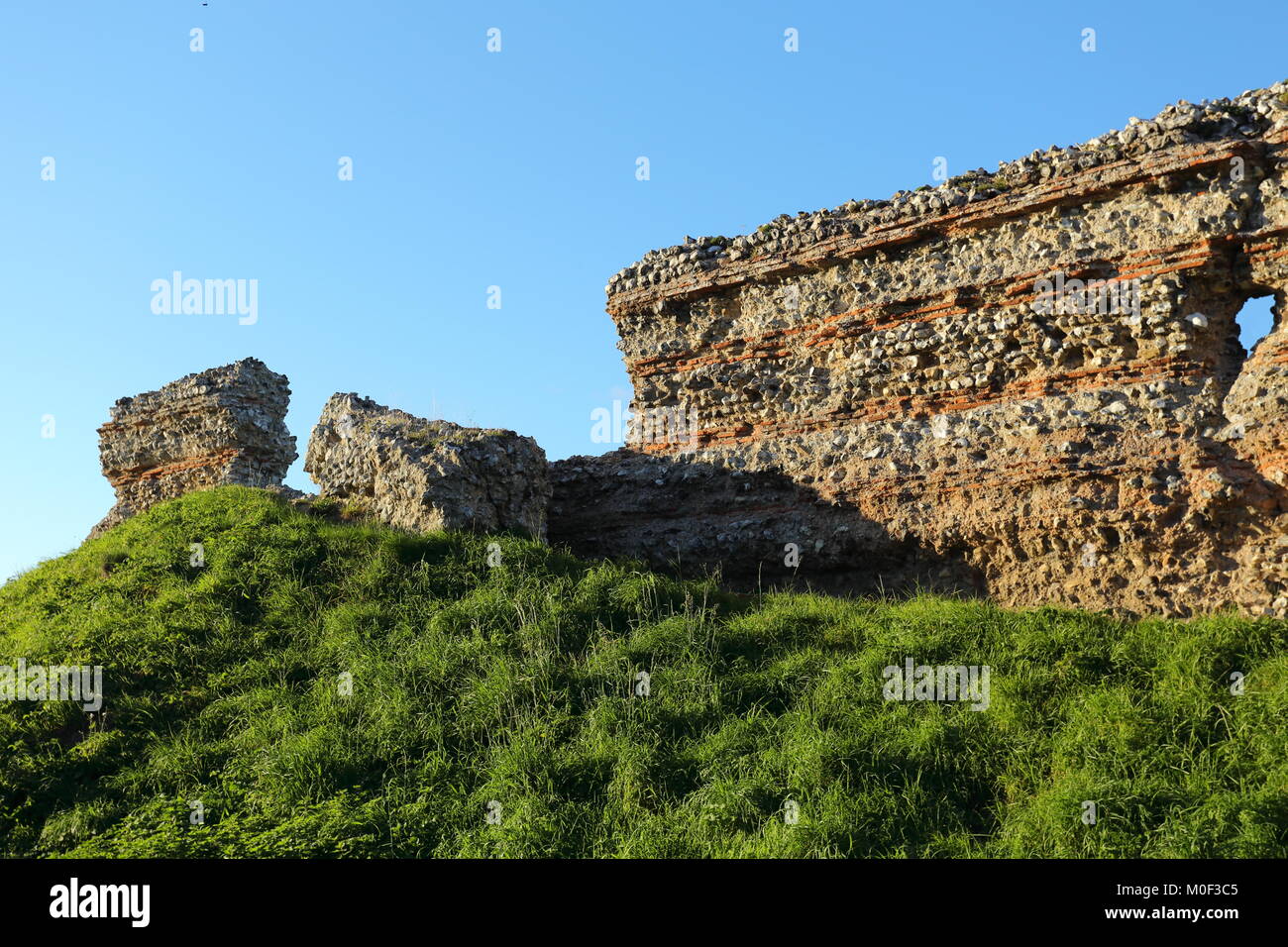 Riesige römische Festung Mauern gebaut um 300 AD an Burgh Castle Norfolk, England, vor Überfällen durch die sächsischen Truppen zu verteidigen. Stockfoto