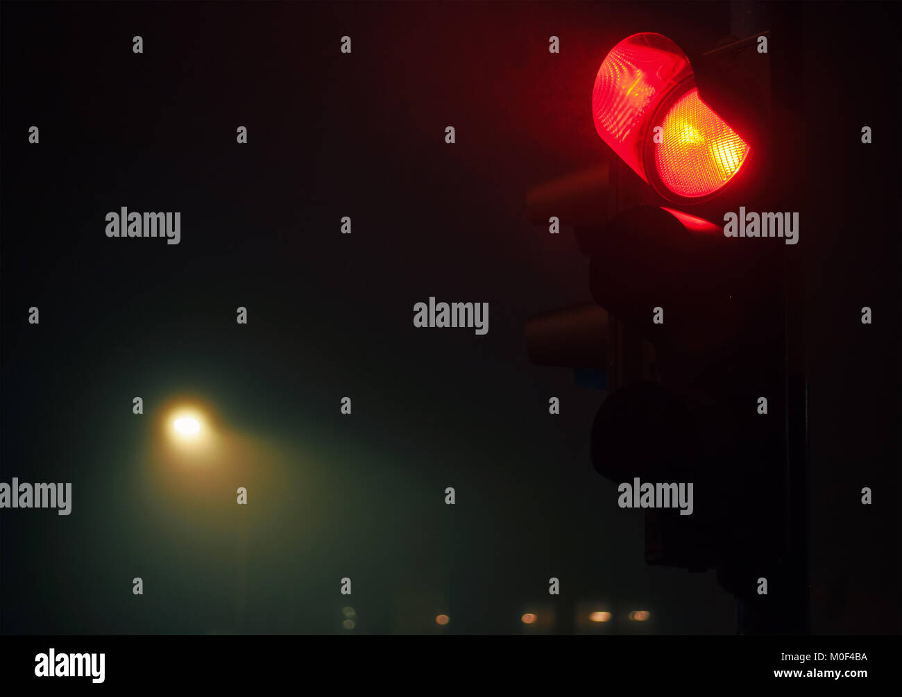 Detailansicht der Semaphore, Rotlicht und neblige Nacht Atmosphäre. Stockfoto