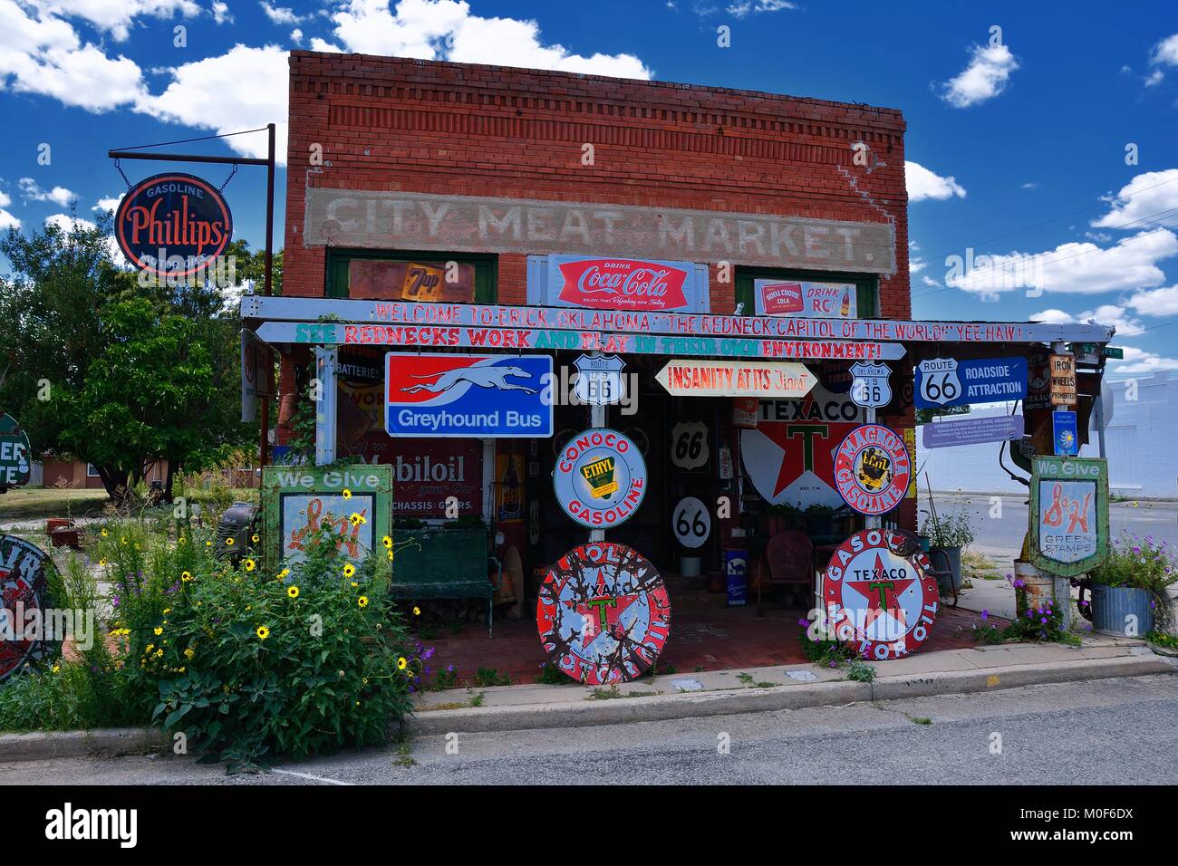 Erick, Oklahoma, USA - 20. Juli 2017: Sandhills Kuriositätenladen in Erick das älteste Gebäude der Stadt Meat Market entfernt. Es ist eine große Sammlung von Stockfoto