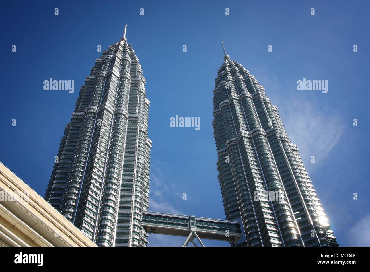 KUALA LUMPUR, Malaysia - 29. MÄRZ 2009: Petronas Towers in Kuala Lumpur, Malaysia. Petronas ist der 7. höchste Gebäude der Welt, wie der Stockfoto