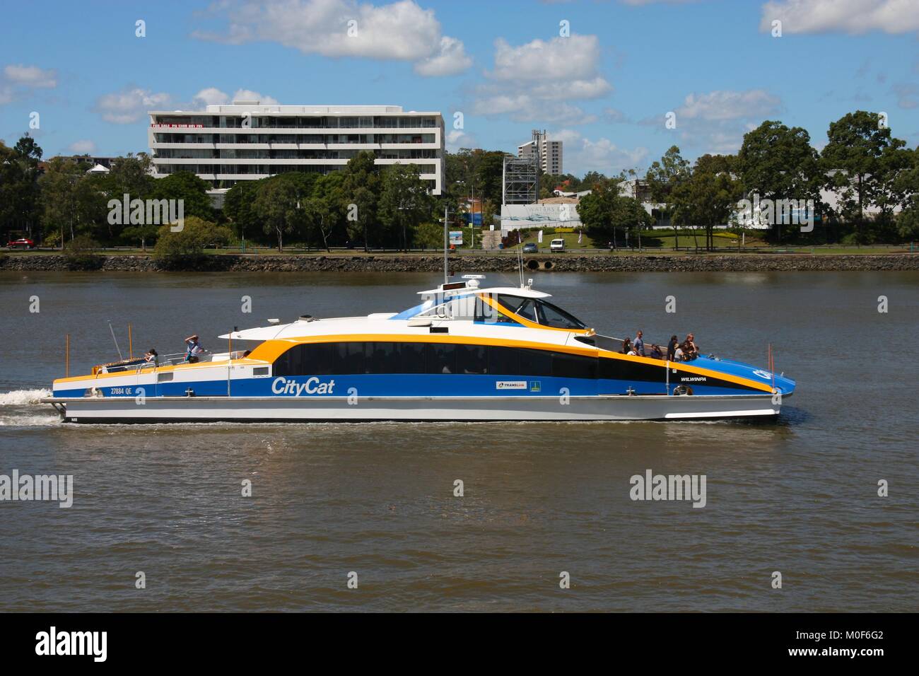 BRISBANE, Australien - 20. MÄRZ 2008: Leute die CityCat Katamaranfahrt, öffentliche Fähre in Brisbane. 21 CityCat Schiffe werden von Transdev betrieben Stockfoto