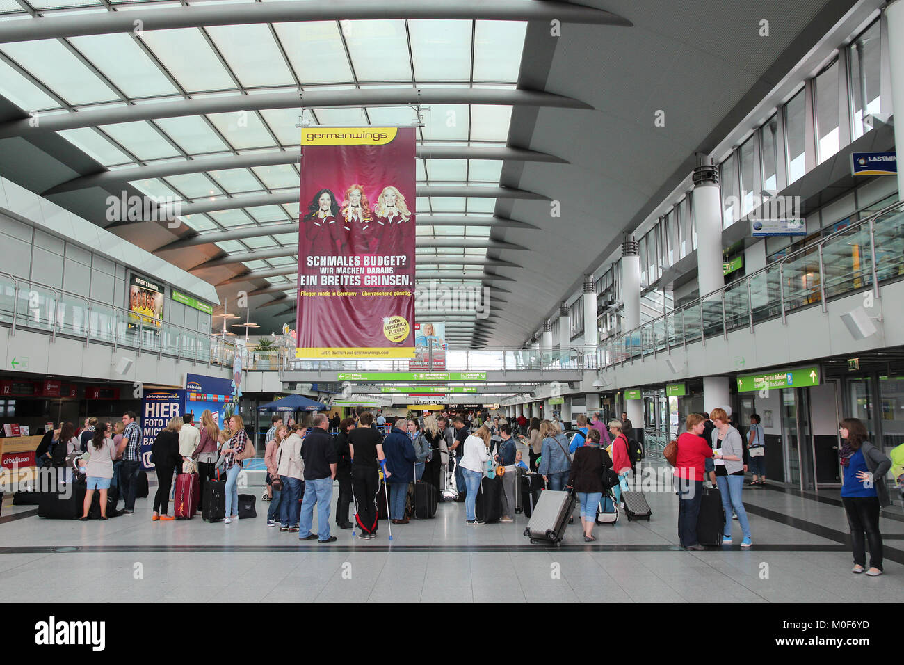 DORTMUND, Deutschland - Juli 17: Die Menschen warten am Flughafen am 17. Juli, 2012 in Dortmund, Deutschland. Es besteht seit 1925 und hatte 1,7 Millionen Passagiere in Stockfoto