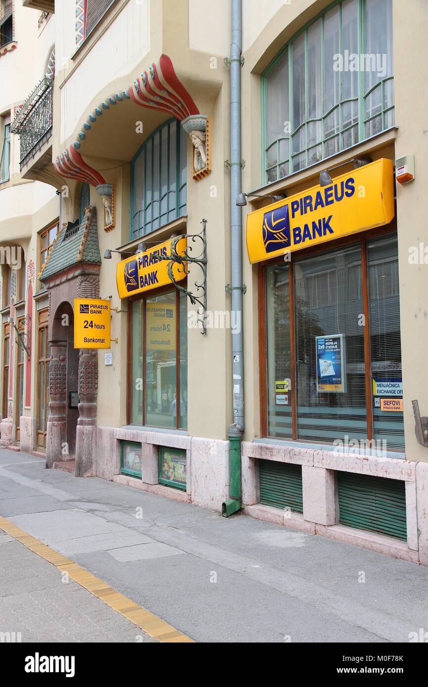 SUBOTICA, Serbien - 12. August: Piraeus Bank Filiale am 12. August 2012 in Subotica, Serbien. PB besteht seit 1916 und hat 57,7 Milliarden Euro Vermögenswerte i Stockfoto