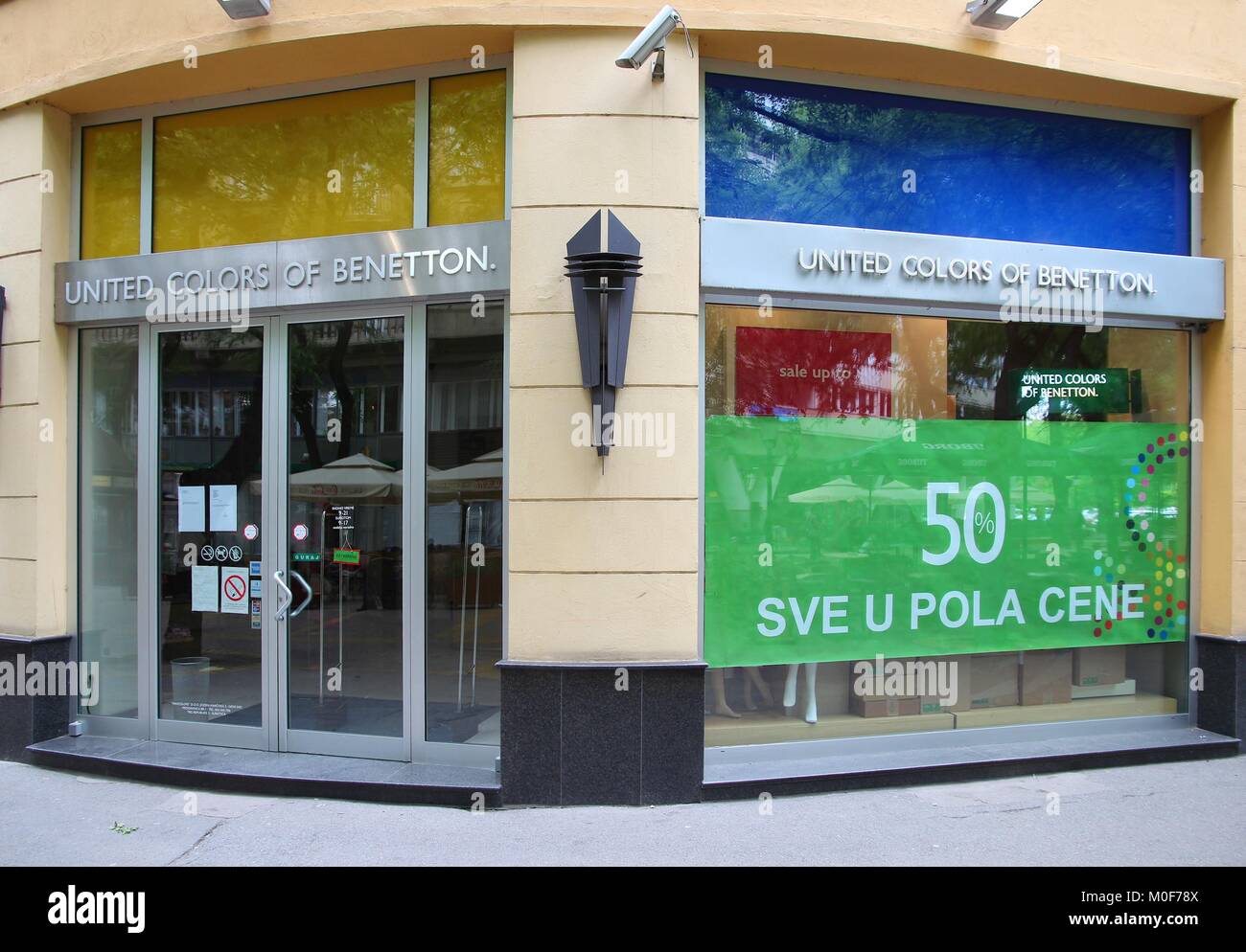 SUBOTICA, Serbien - 12. August: Die vereinigten Farben der Benetton store am 12. August 2012 in Subotica, Serbien. Benetton ist eine globale Luxus mode Marke mit 6. Stockfoto