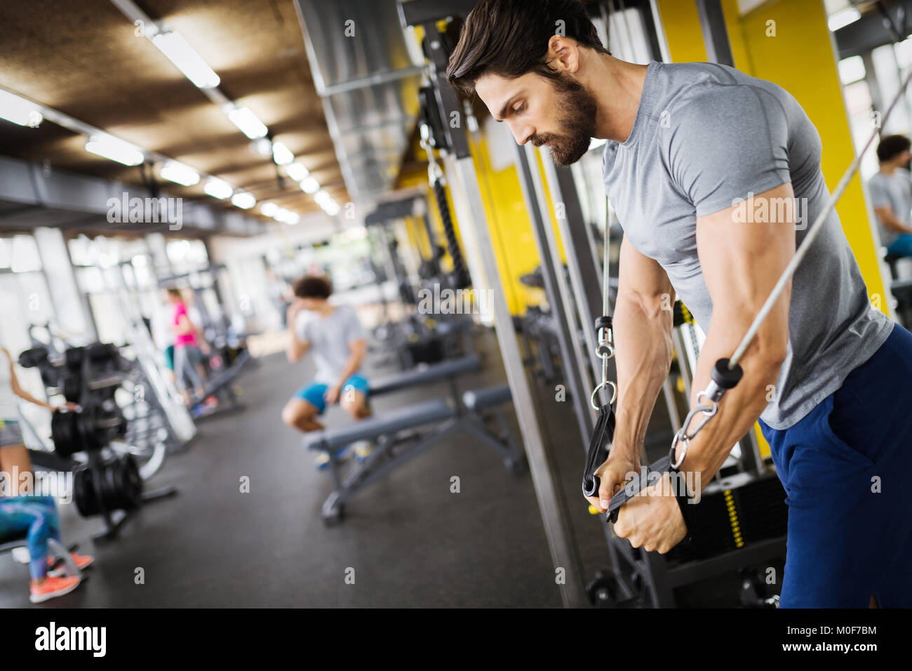 Mann, trainieren Sie im Fitness-Studio Stockfoto