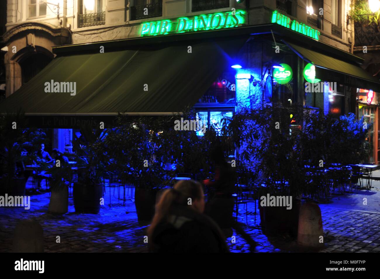 Gemütliche LED-beleuchtete Pub in der Altstadt von Lyon, Frankreich, in der Nähe des Gerichts Stockfoto