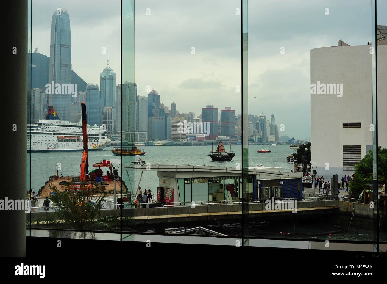 Blick auf Hong Kong Island Skyline, Victoria Peak und Kowloon Bay von Hotel Intercontinental Stockfoto