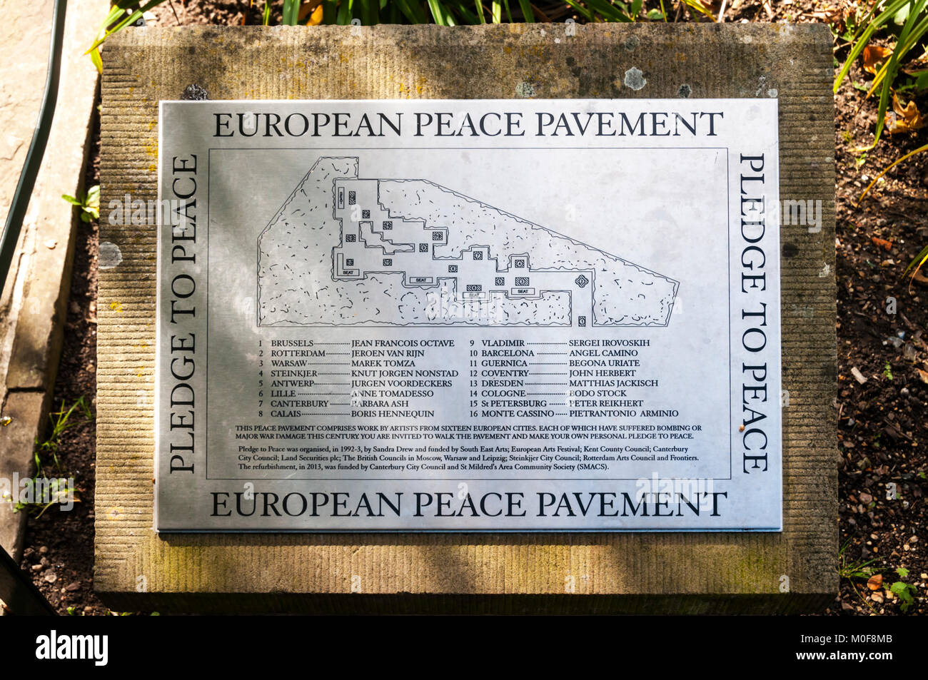 Erläuternde Zeichen für den Europäischen Frieden Pflaster in Canterbury, Kent. Stockfoto